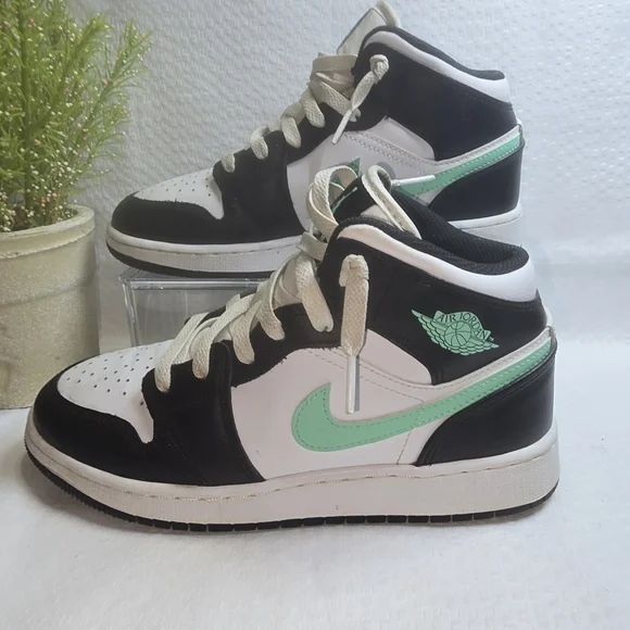 NIKE AIR JORDAN 1 MID WHITE BLACK GREEN GLOW YOUTH SIZE 5 EUC - Picture 2 of 8